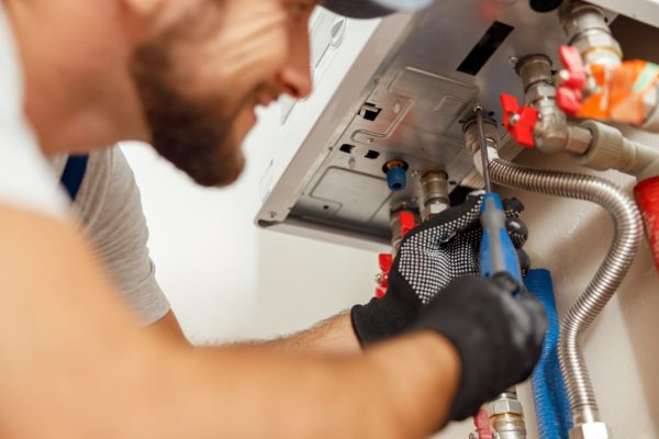 Inspección y reparación de caldera Aparici en taller técnico de Zarzalejo