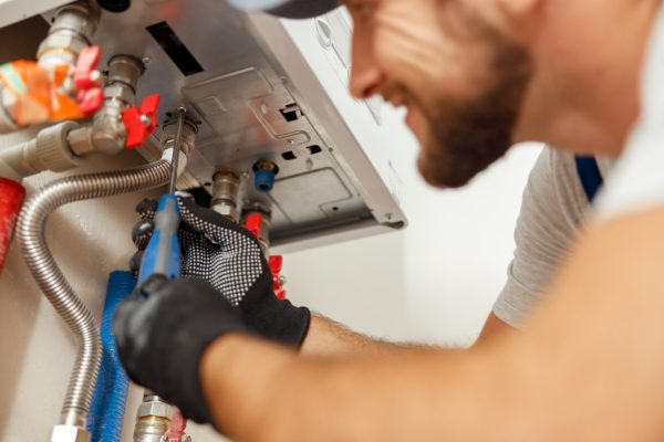 Técnico certificado reparando una caldera Baxiroca en Humanes de Madrid