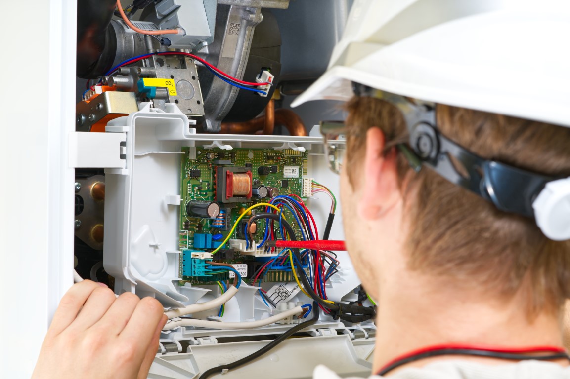 Técnico garantizando la reparación de caldera Heatline en Sevilla La Nueva