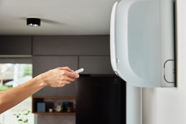 Técnico de DAIKIN Moralzarzal realizando un diagnóstico profesional de aire acondicionado en Moralzarzal.