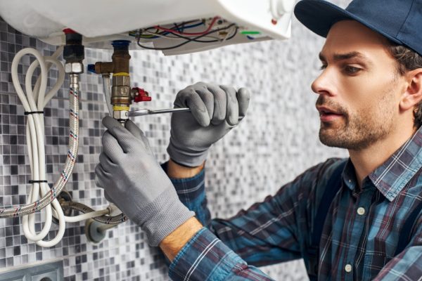 Técnico experto reparando una caldera Cointra eléctrica en Villalbilla