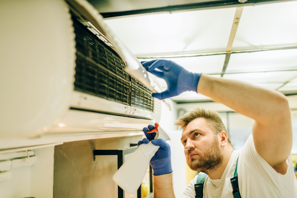 Técnico especializado en DAIKIN no oficial realizando servicio de aire acondicionado en Leganés.