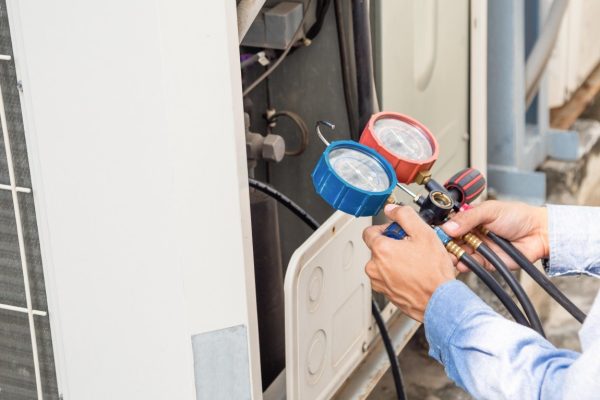 Interior de un aire acondicionado HAIER en proceso de reparación en Velilla de San Antonio.