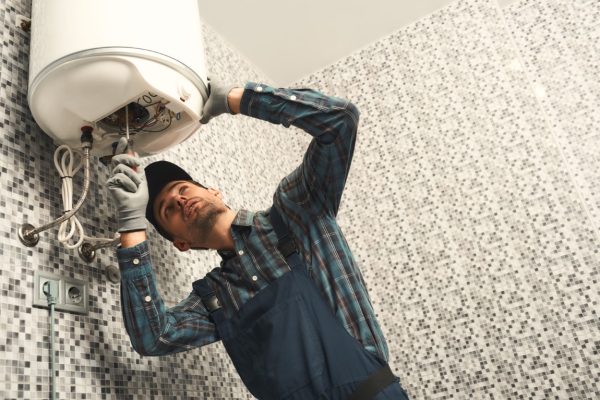 Técnico certificado reparando una caldera Manaut en El Escorial