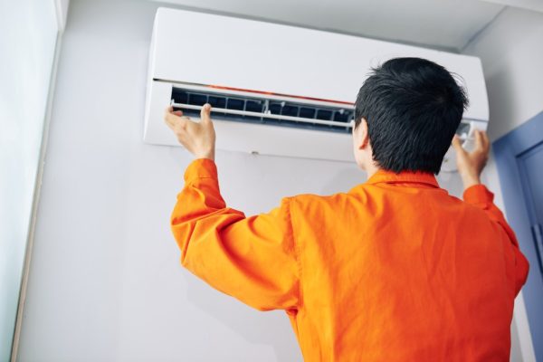 Técnico de DAIKIN El Pardo realizando un diagnóstico profesional de aire acondicionado en El Pardo.