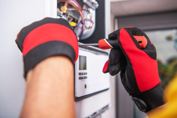 Técnico realizando revisión técnica a caldera Vaillant en Ciempozuelos