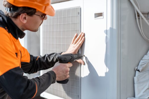 Técnico de CARRIER en Tres Cantos brindando soluciones profesionales para aire acondicionado.