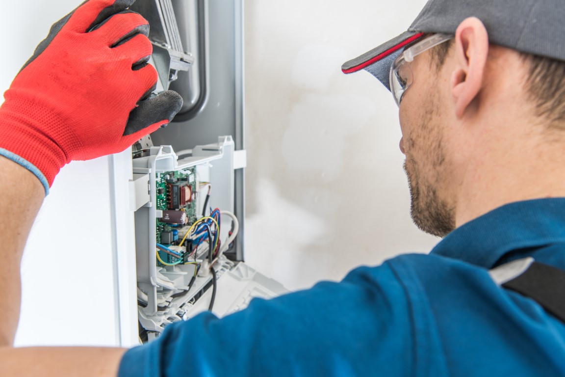 Técnico realizando revisión técnica a caldera Vaillant en Mejorada del Campo