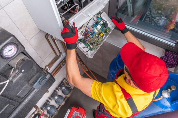 Técnico garantizando la reparación de caldera Airsol en Valdemoro