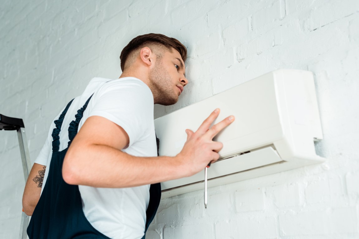 Carga de gas en un aire acondicionado CARRIER en Torrejón de la Calzada.