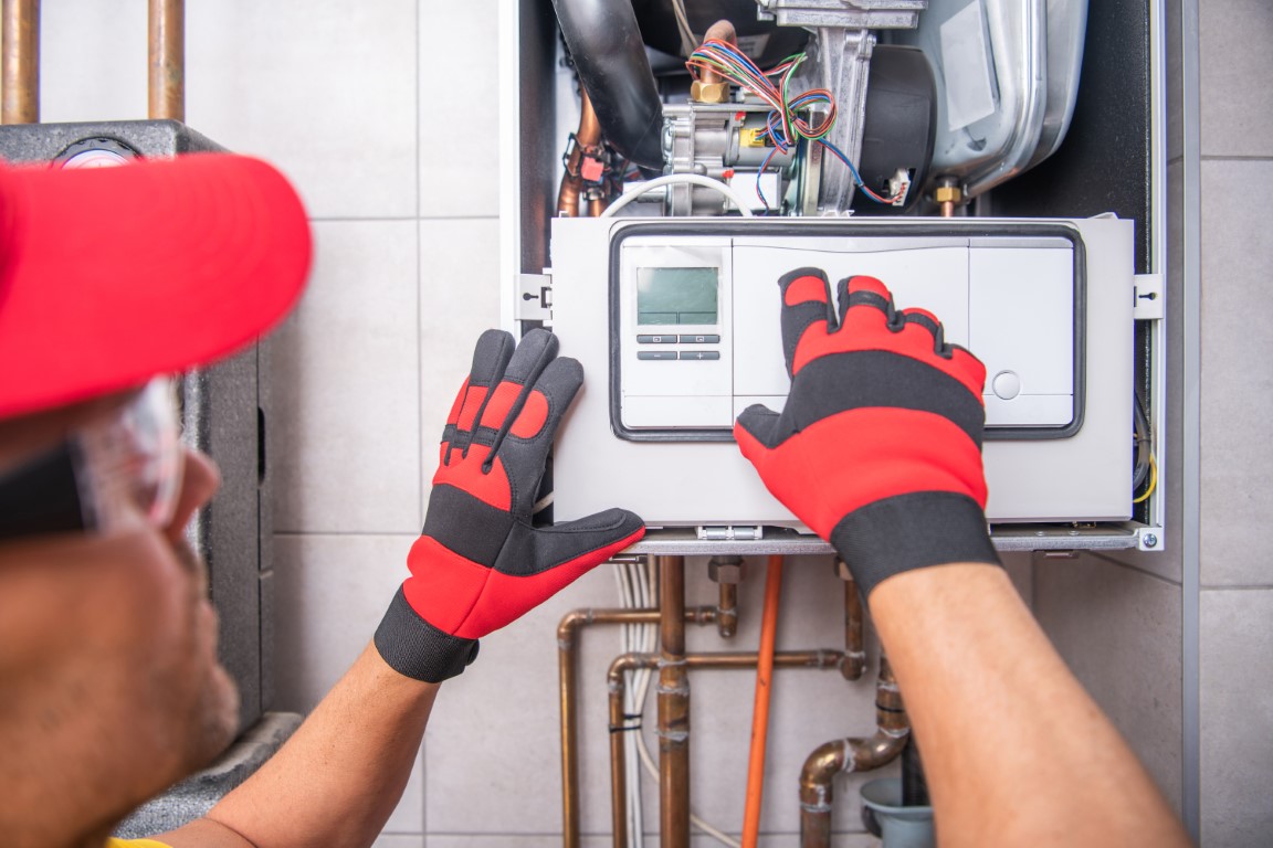 Técnico certificado reparando una caldera Aparici en Las Rozas de Madrid