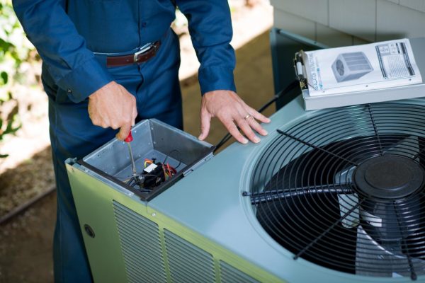 Técnico especializado en DAIKIN en San Blas-Canillejas brindando servicio de aire acondicionado.