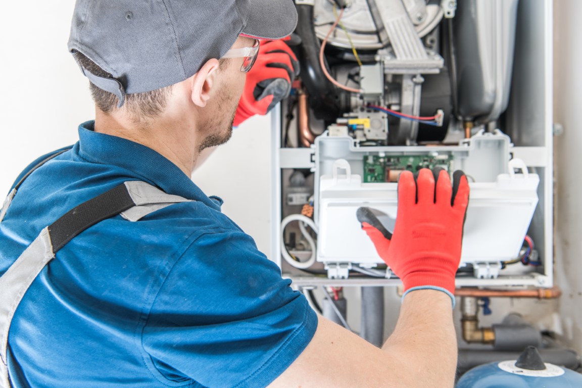 Técnico reparando caldera Cointra de alta eficiencia en Arganda